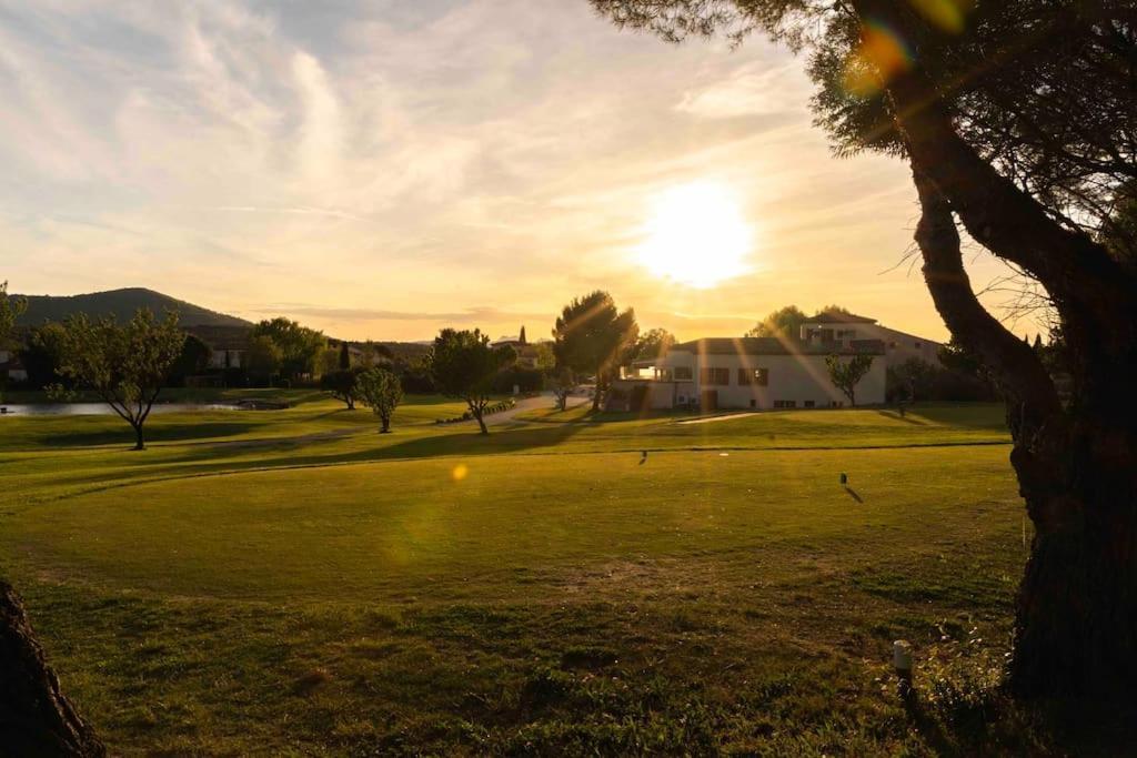 Magnifique Vue Lac Au Golf De Pont-Royal Mallemort Exterior foto