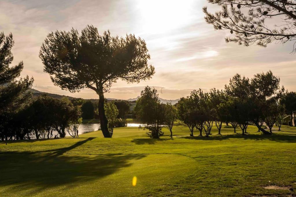 Magnifique Vue Lac Au Golf De Pont-Royal Mallemort Exterior foto
