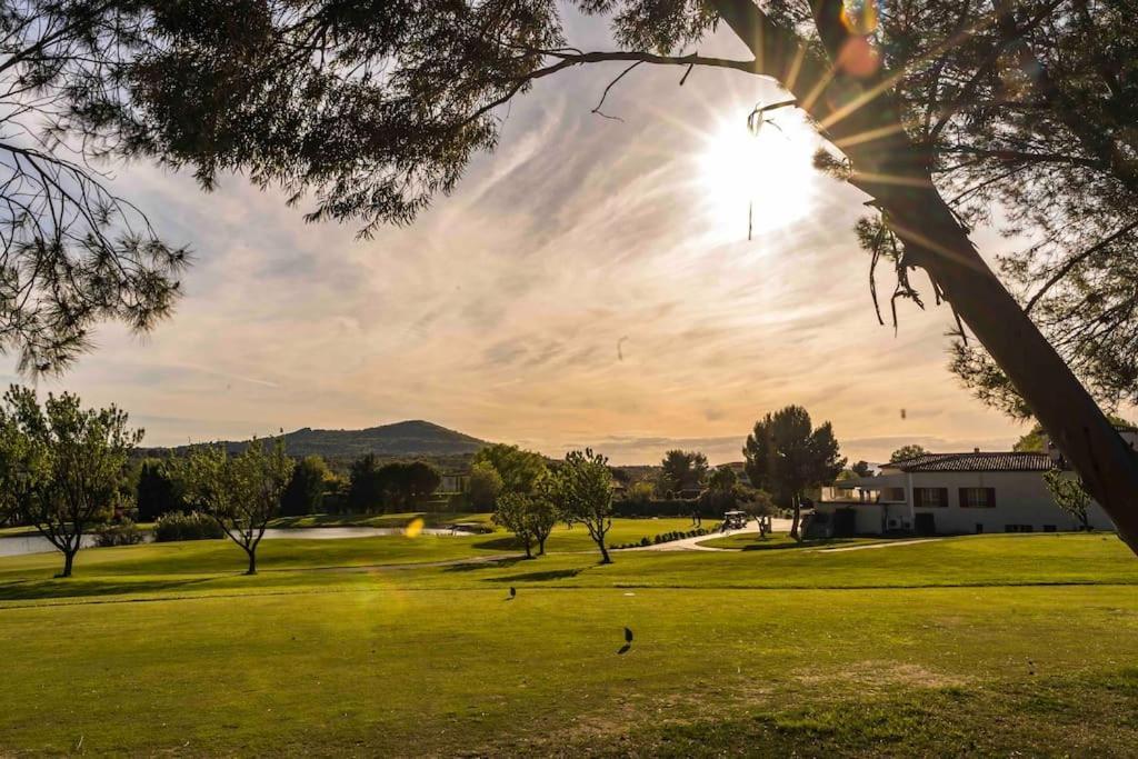 Magnifique Vue Lac Au Golf De Pont-Royal Mallemort Exterior foto