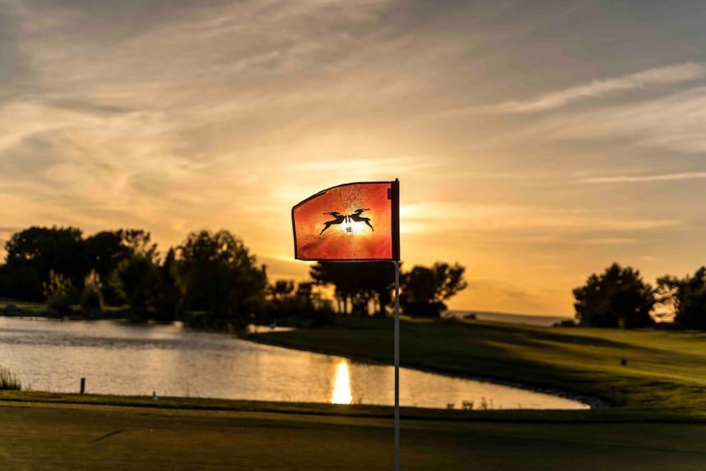 Magnifique Vue Lac Au Golf De Pont-Royal Mallemort Exterior foto