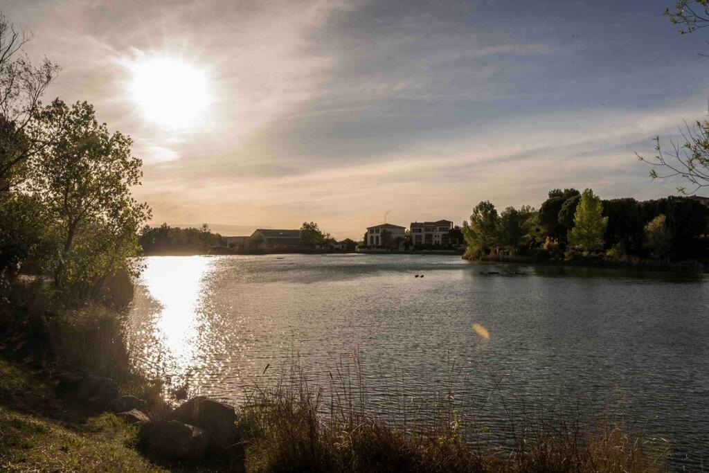 Magnifique Vue Lac Au Golf De Pont-Royal Mallemort Exterior foto